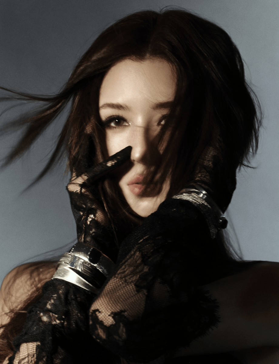 哈尼克孜全黑造型高级酷飒 黑色丝袜衬出冷艳质感