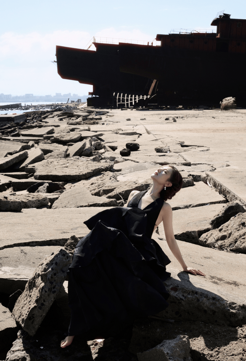 李兰迪挂脖深V礼裙勾勒身材线条 盘发造型精致利落