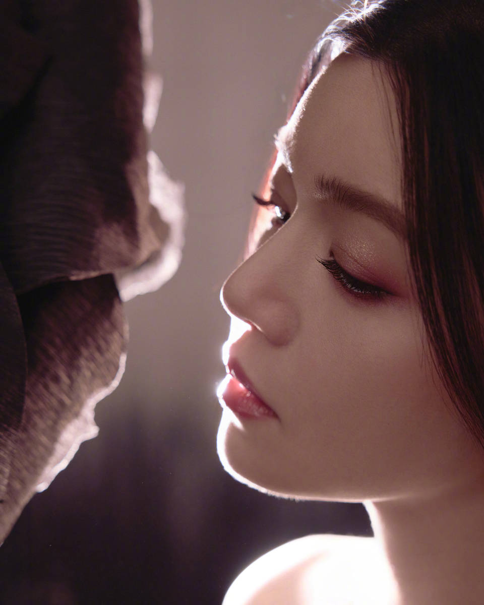 陈妍希穿黑抹胸裙精致优雅 发丝盘起衬出纤美肩颈