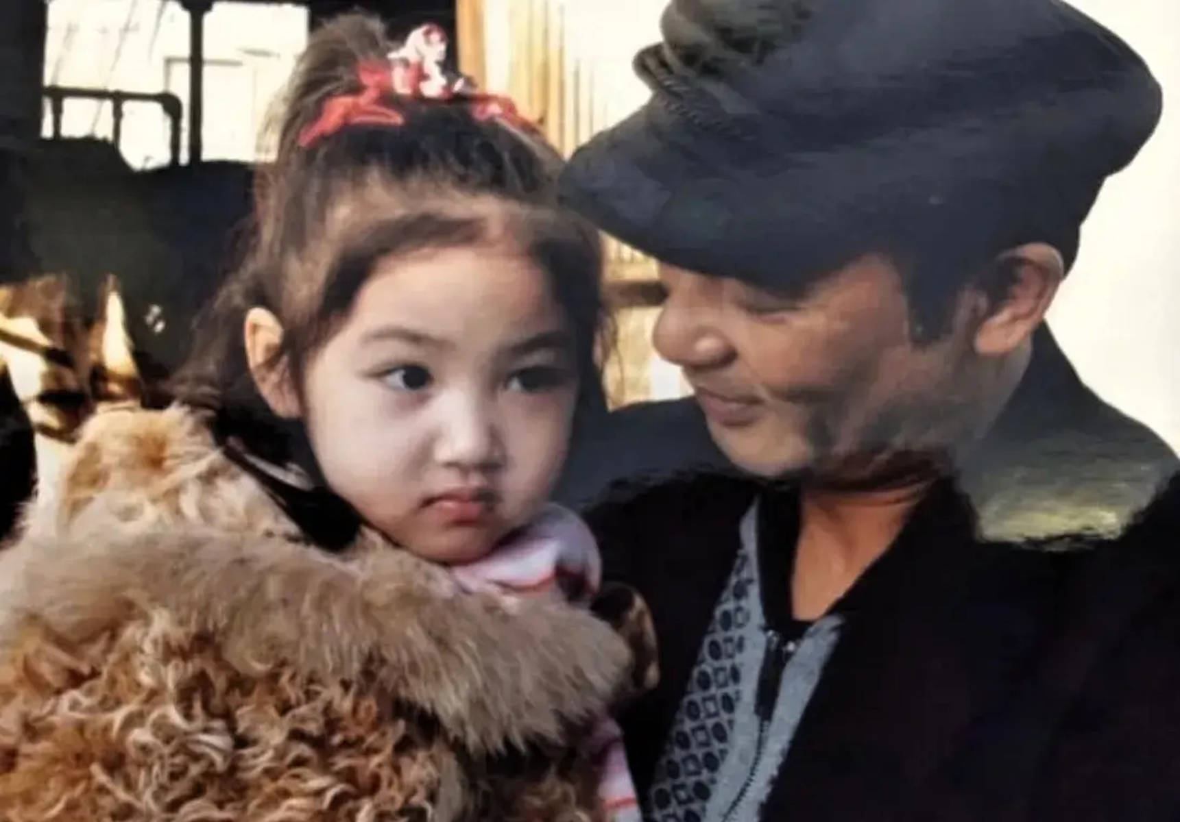 任达华女儿任晴佳晒庆生照！穿红色露肩裙明媚大方