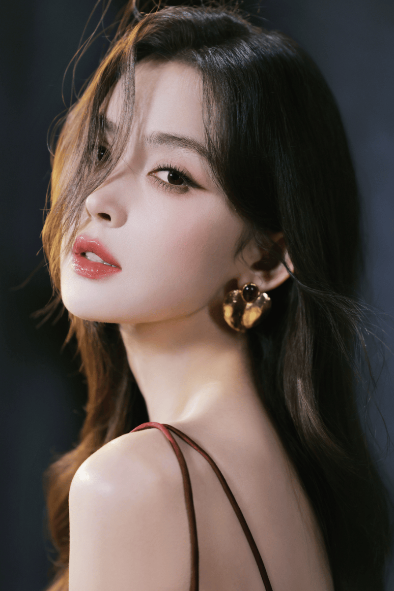 古力娜扎穿酒红吊带裙身材诱人 神态冷艳又妩媚