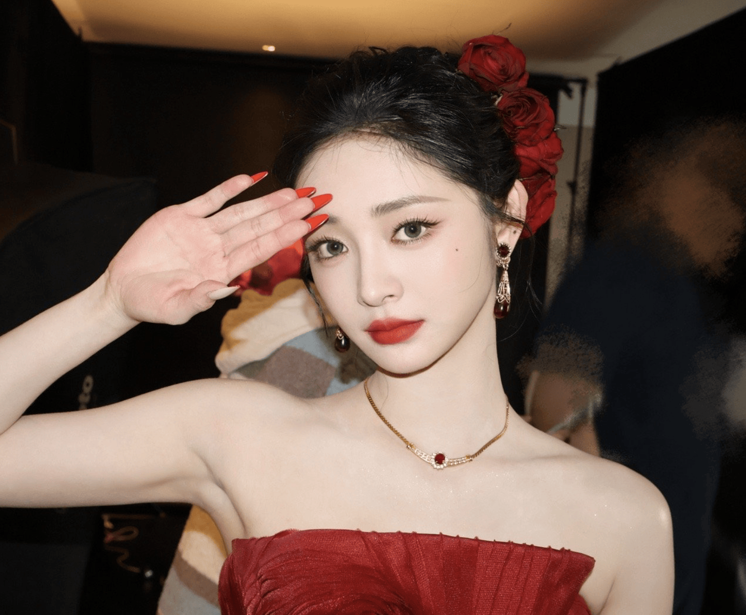 周洁琼一袭红裙气质柔媚 红玫瑰点缀画面神态娇俏