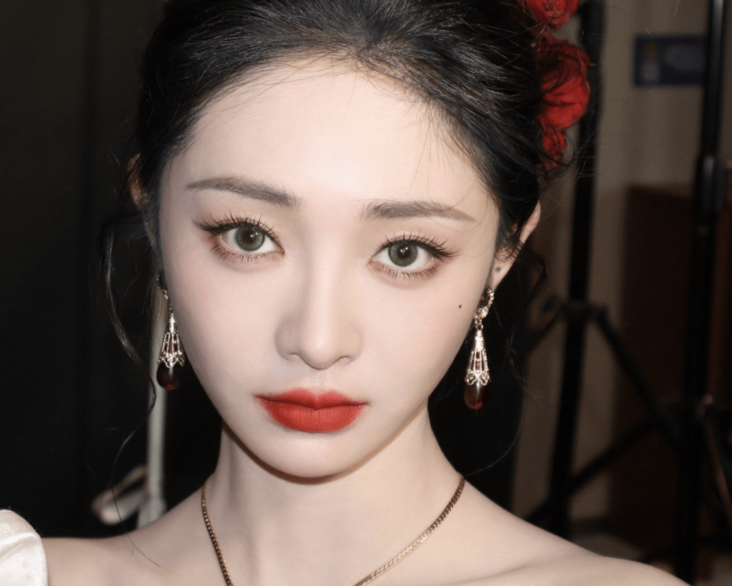 周洁琼一袭红裙气质柔媚 红玫瑰点缀画面神态娇俏