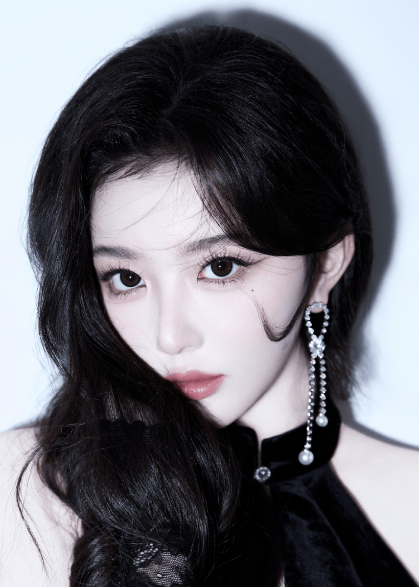 孔雪儿穿露背裙装酷飒性感 神态妩媚灵动超养眼