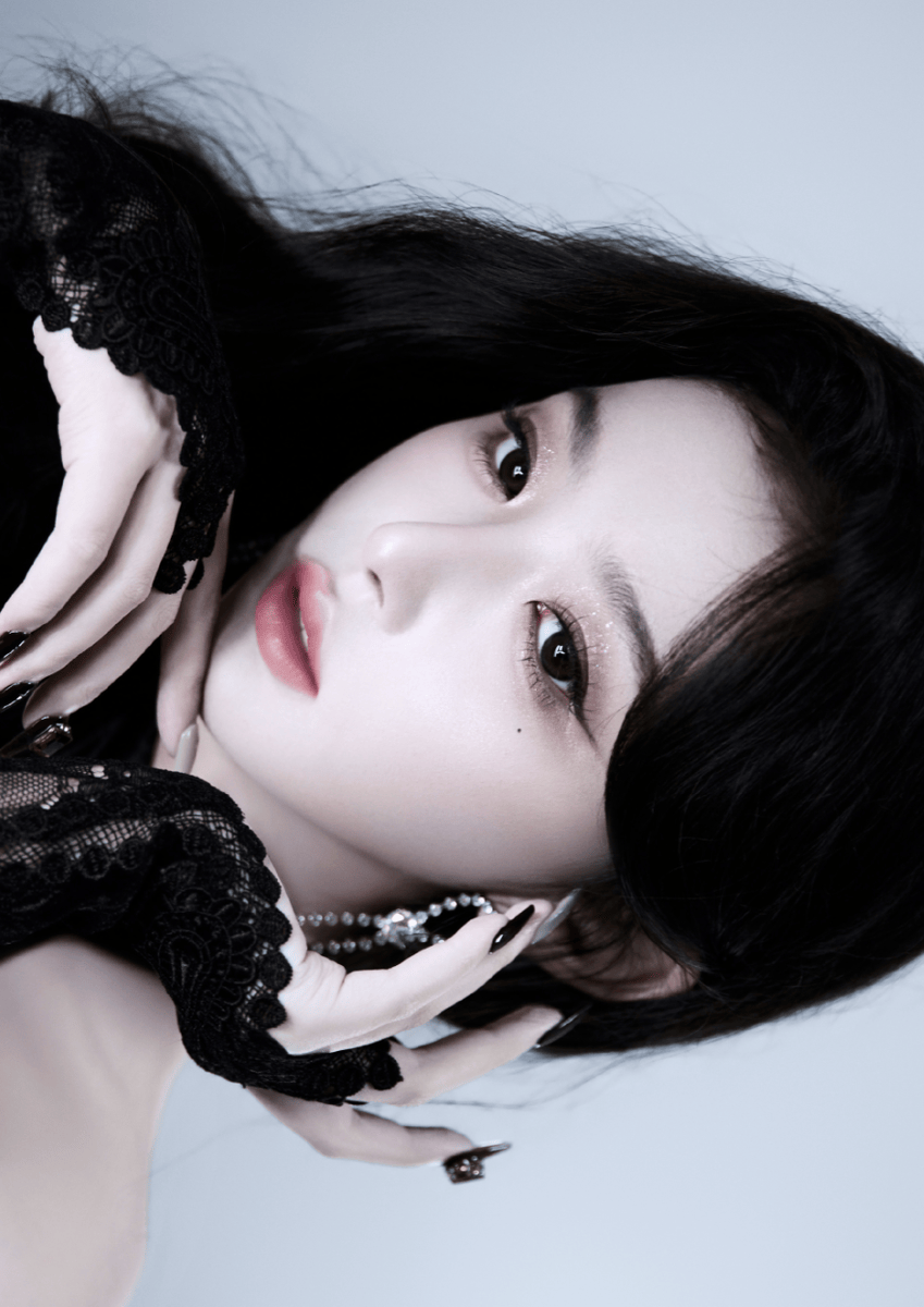 孔雪儿穿露背裙装酷飒性感 神态妩媚灵动超养眼