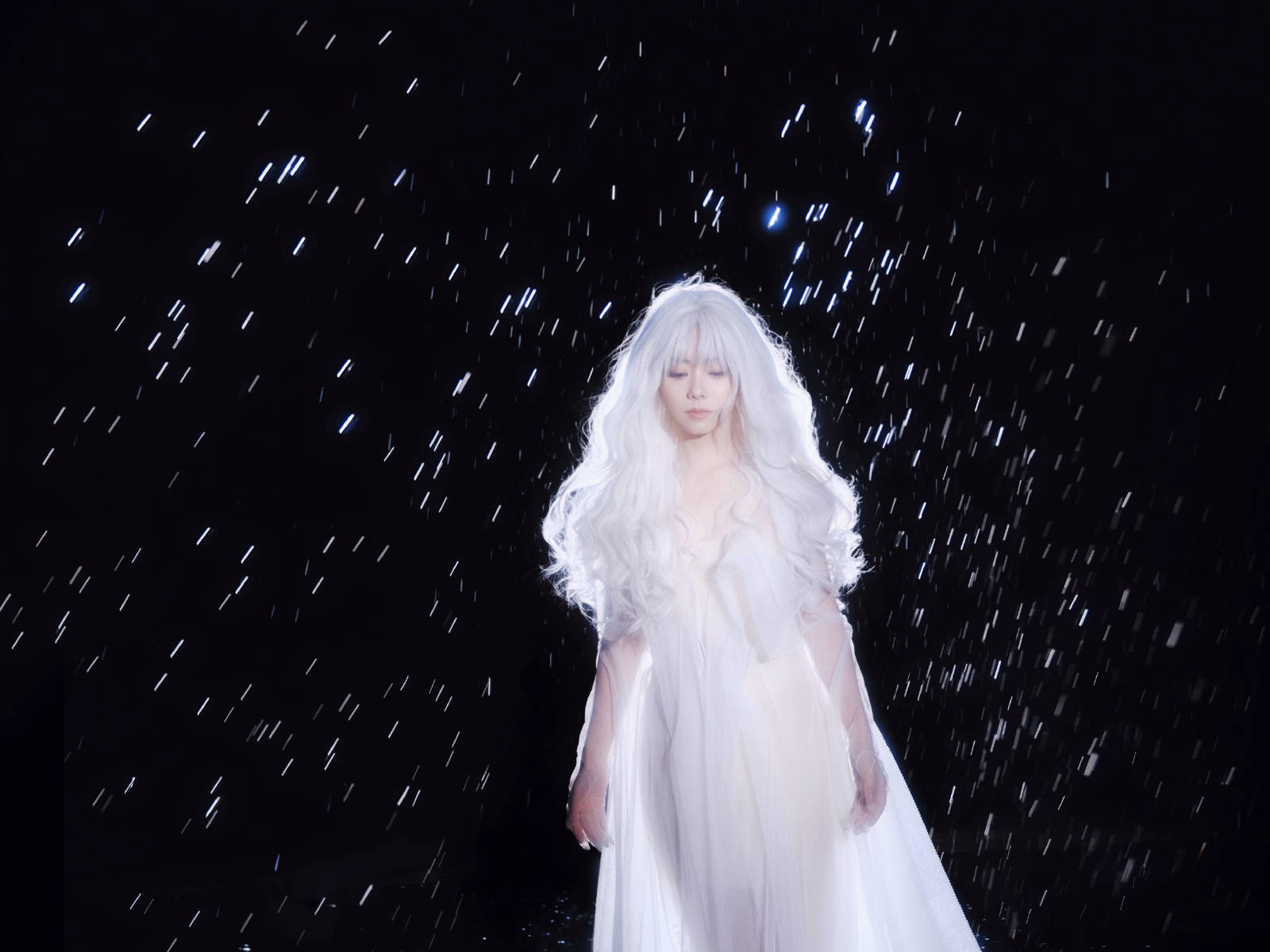 谭松韵白裙白发清冷又优雅 垂眸深思宛如神女降临