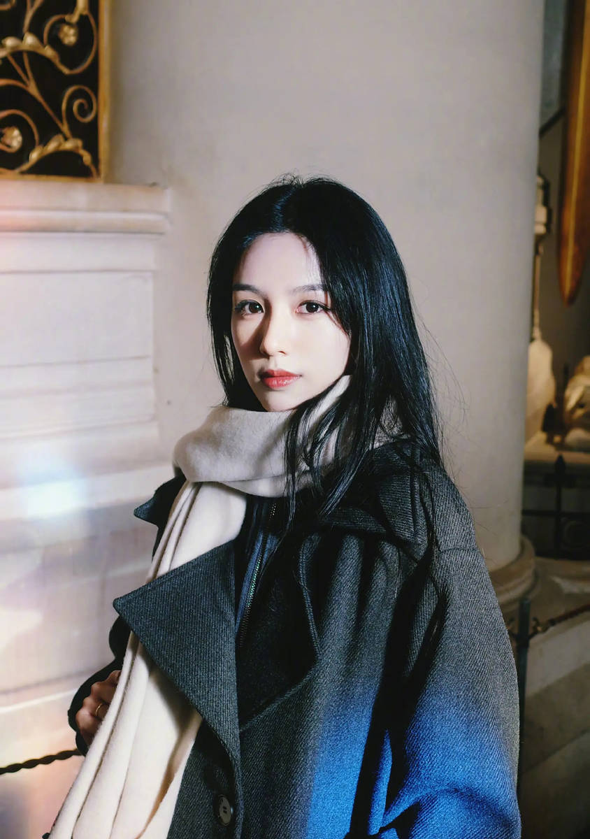 周也晒法国旅行美照好可爱 戴贝雷帽模仿电影海报