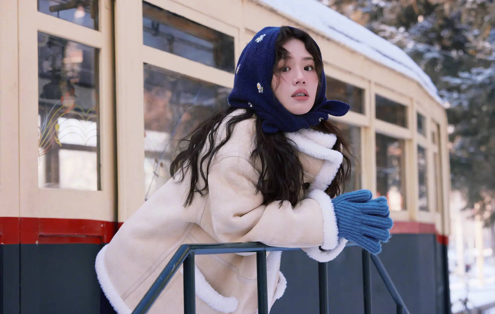 马思纯晒长春旅游照！冬日雪地上开心奔跑元气满满