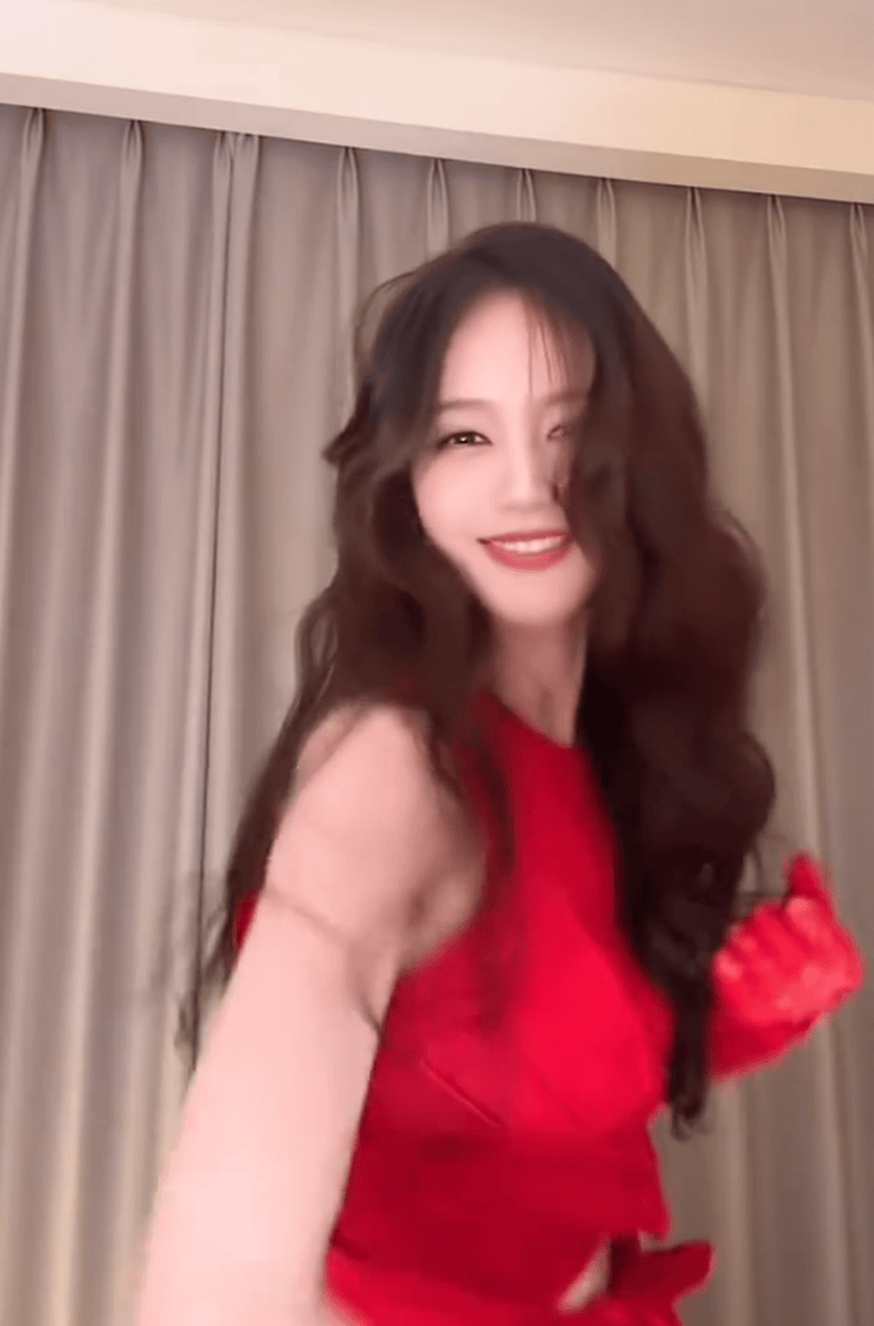 李一桐穿红色长裙跳舞好养眼 舞姿动感酷飒又美又A