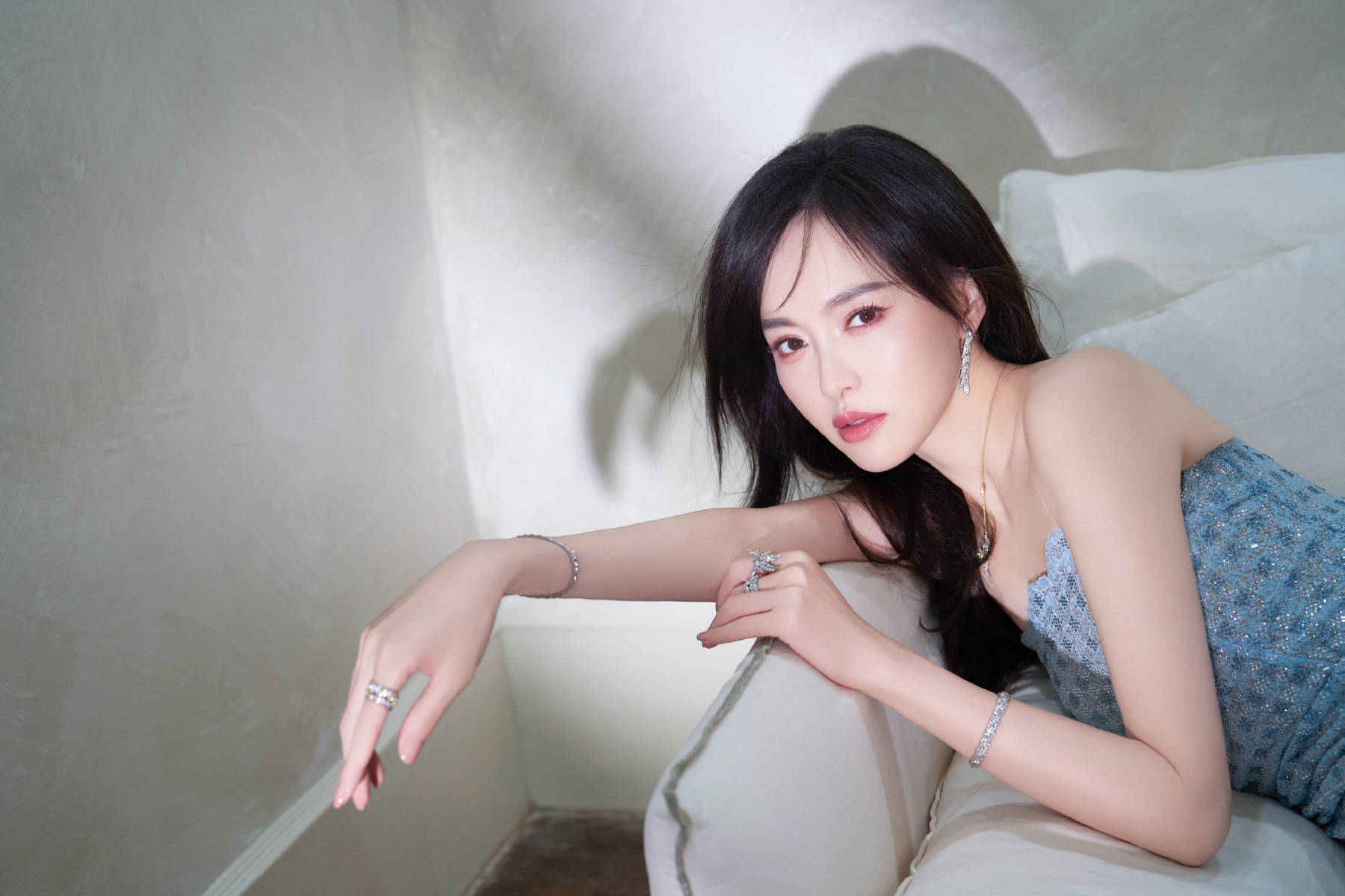 唐嫣穿抹胸裙清新靓丽 大方秀性感身材曲线超迷人