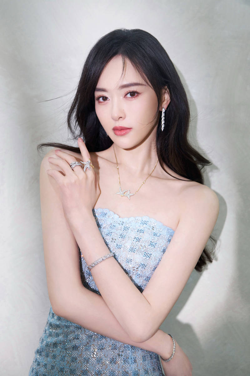 唐嫣穿抹胸裙清新靓丽 大方秀性感身材曲线超迷人