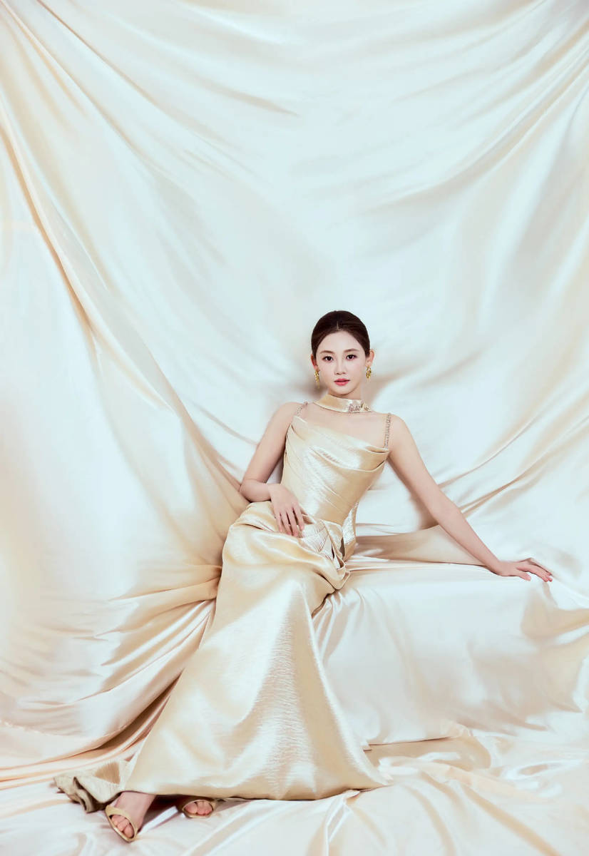 郑恺妻子苗苗更新美照！穿吊带裙拍大片气质优雅