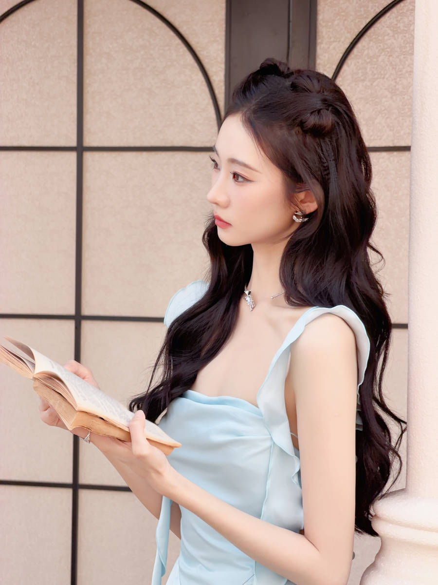 张艺凡穿淡蓝长裙爱护娇俏 抬眸含笑慵懒又随意