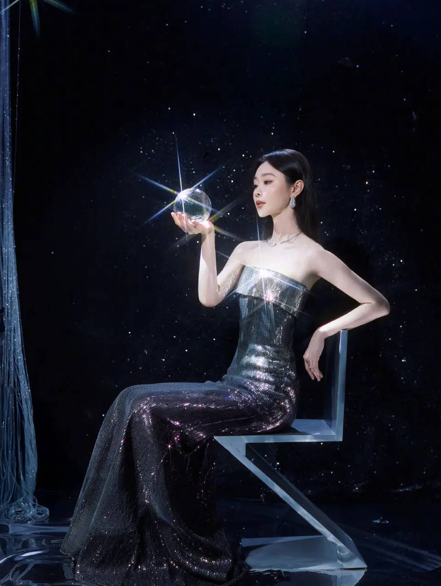 宋轶身着抹胸亮片裙妆容精致 完美解锁星光氛围感