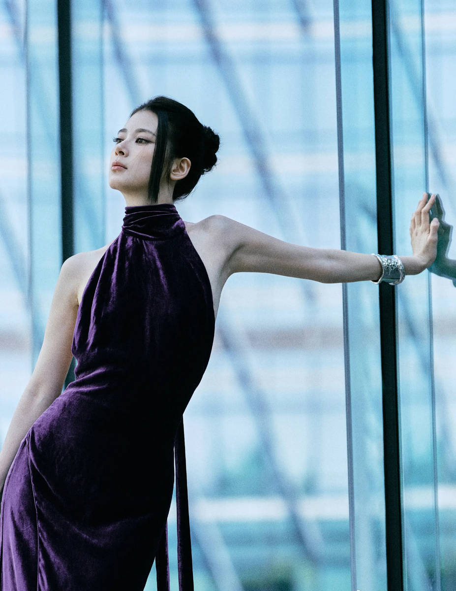 赵昭仪穿紫丝绒裙神态冷峻 侧身回眸气场酷飒神秘