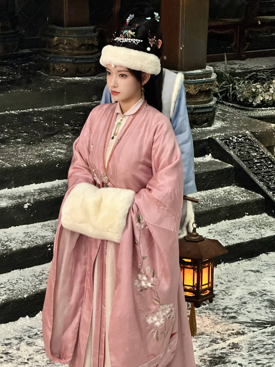 程潇分享剧组随拍照！穿古装抱着宠物狗玩耍好惬意