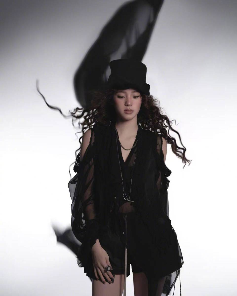 欧阳娜娜暗黑纱裙搭配精致礼帽 清冷魅惑气质独特