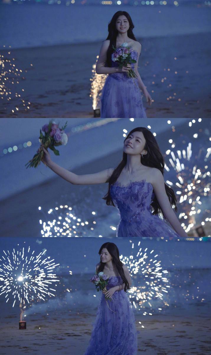陈妍希穿紫抹胸礼服笑容明媚 手持烟火棒梦幻美丽