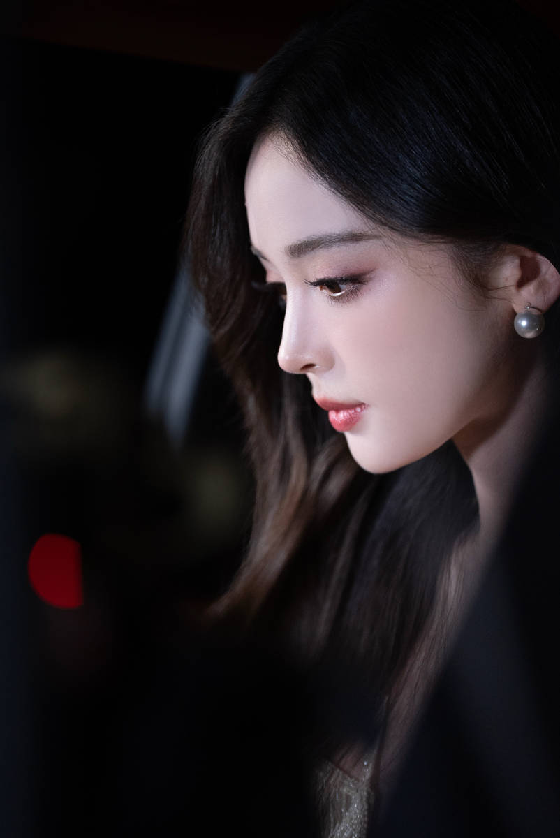 新疆美女太养眼！娜扎穿白色轻纱吊带裙纯欲感拉满