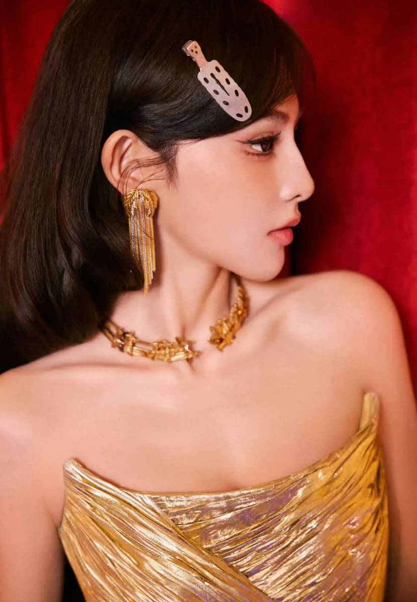 彭小苒穿抹胸礼裙明艳夺目 复古发夹点缀俏皮贵气