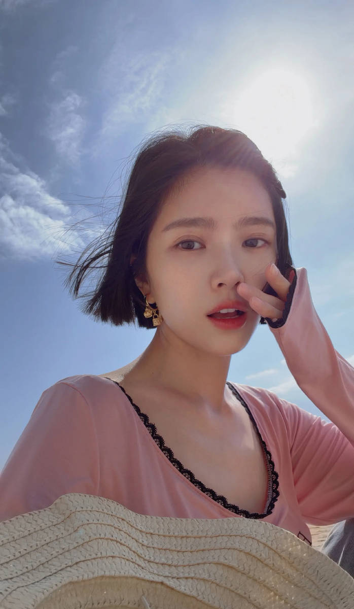 王灿与老公去海南度假！杜淳站老婆身后似贴身保镖