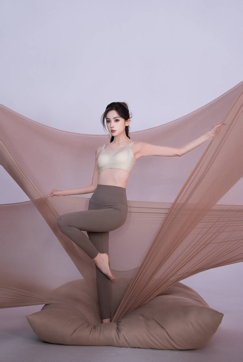 娜扎穿白色衬衣纯欲感十足！大方展露迷人身材