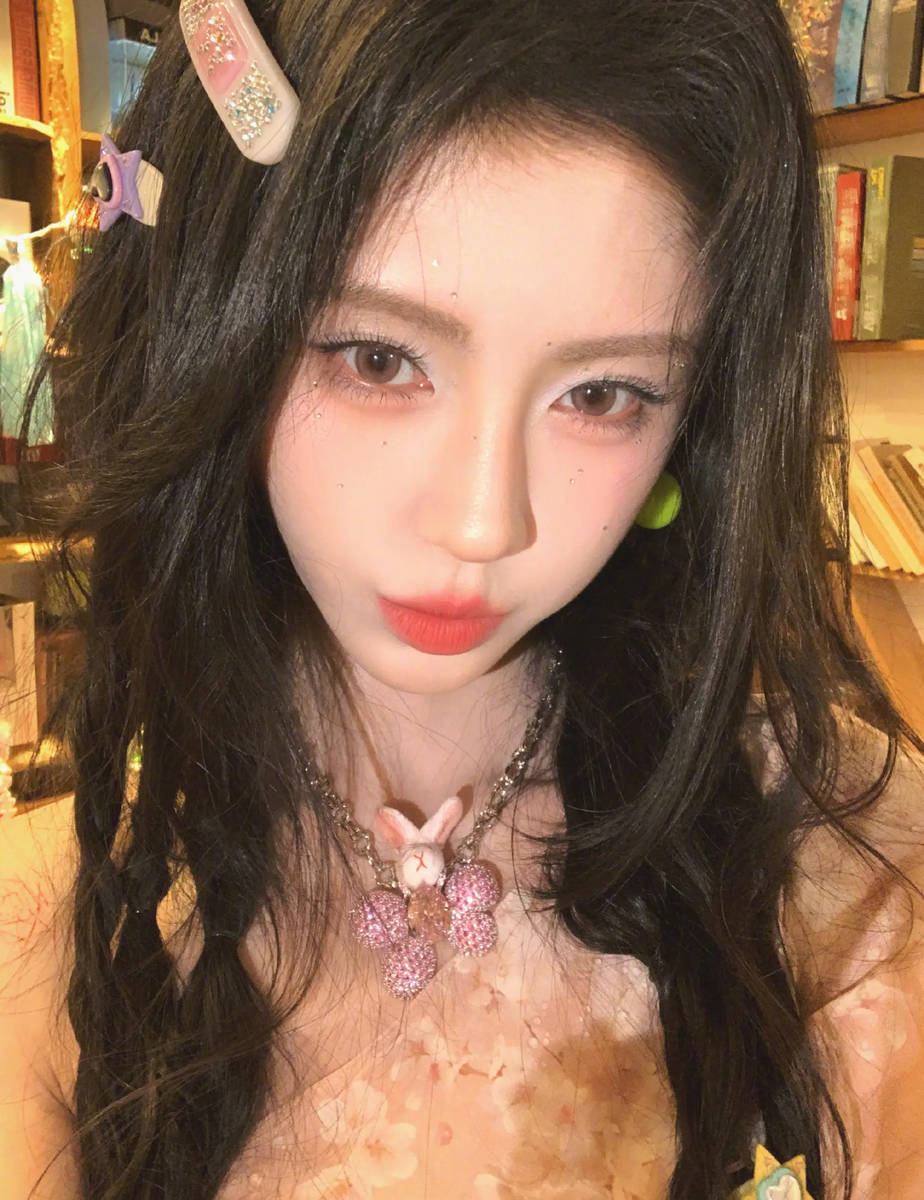 鞠婧祎梦幻少女风穿搭美到犯规！嘟嘴卖萌可爱迷人