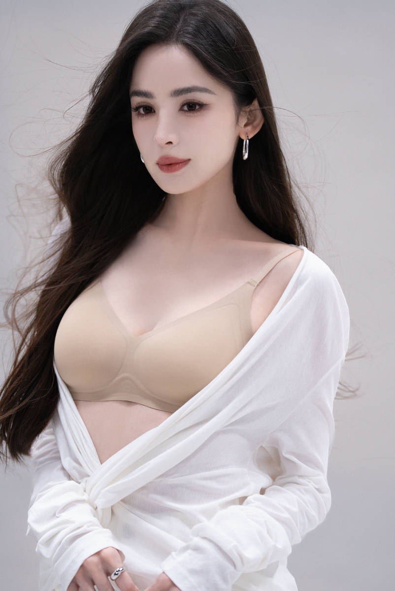 娜扎穿白色衬衣纯欲感十足！大方展露迷人身材