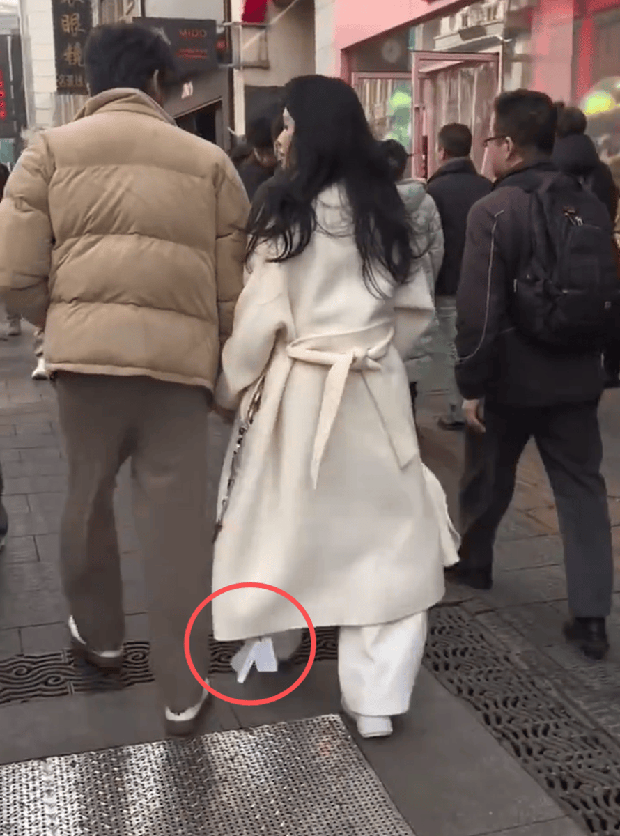 秦昊夫妇逛街被偶遇 伊能静没摘大衣吊牌引热议