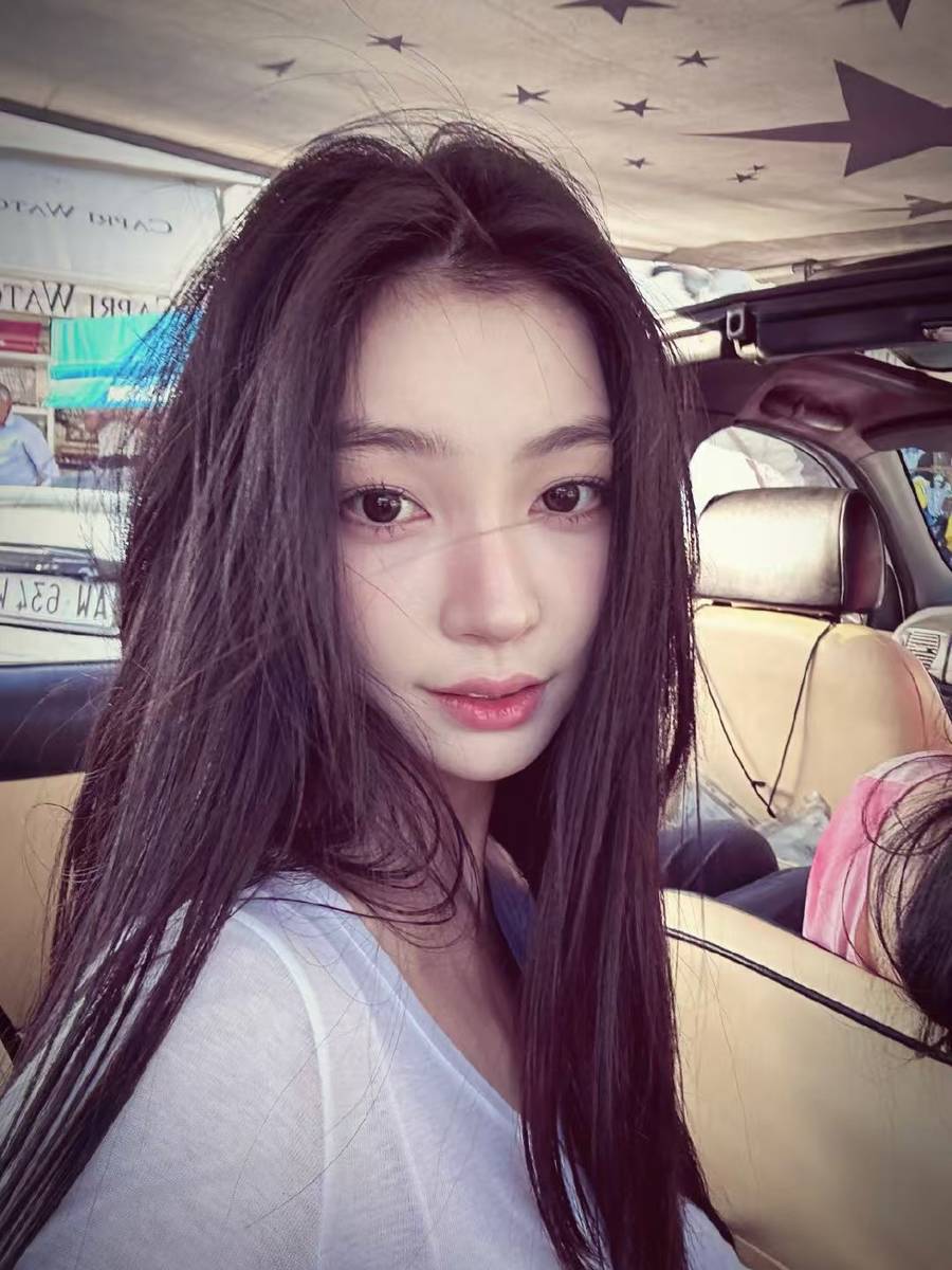 易梦玲海边穿比基尼身材火辣 披透视罩衫曲线撩人