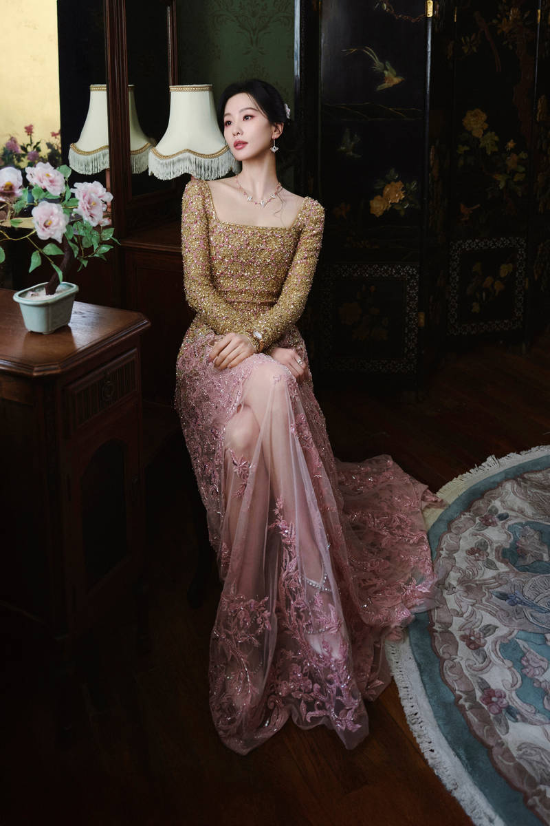 刘诗诗穿鎏金长裙天鹅颈吸睛 戴非遗绒花优雅动人