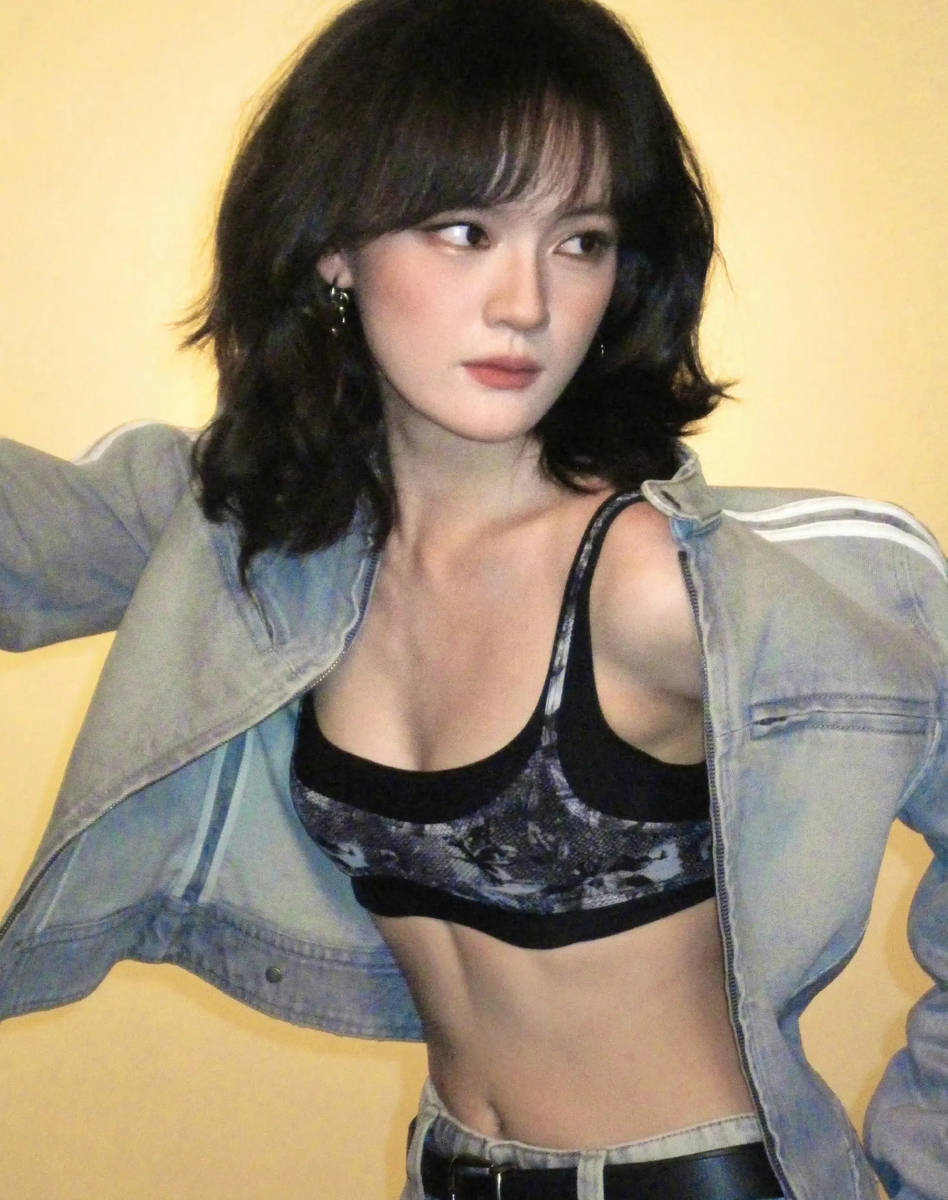 文淇穿露腰吊带甜酷兼具 神情清冷时尚张力十足