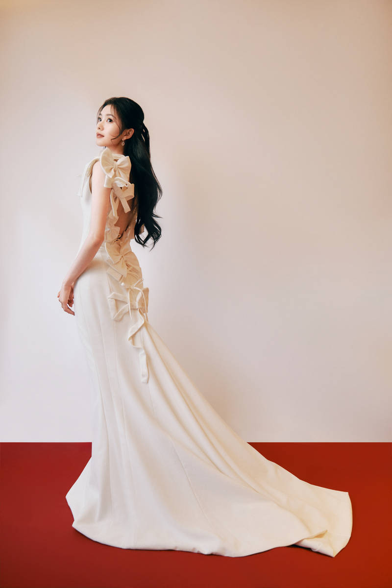 刘浩存一袭白裙身材窈窕优雅 回眸甜笑举止温柔