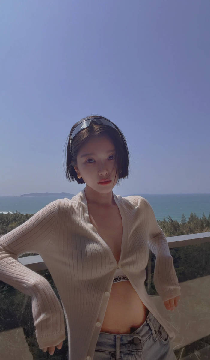 杜淳妻子短发利落明媚自信 穿比基尼凸显完美身材