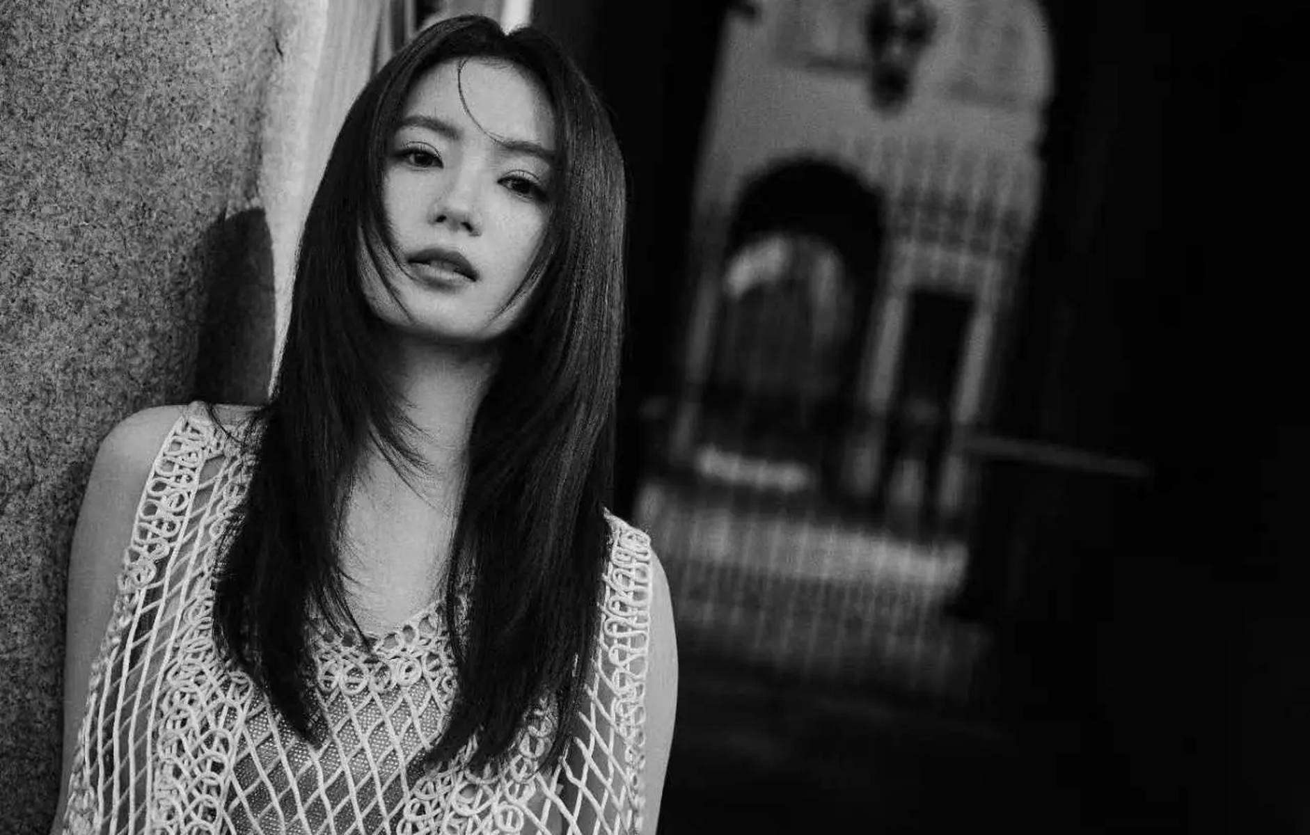 张雅钦穿镂空蕾丝背心 侧颜清冷尽显疏离破碎