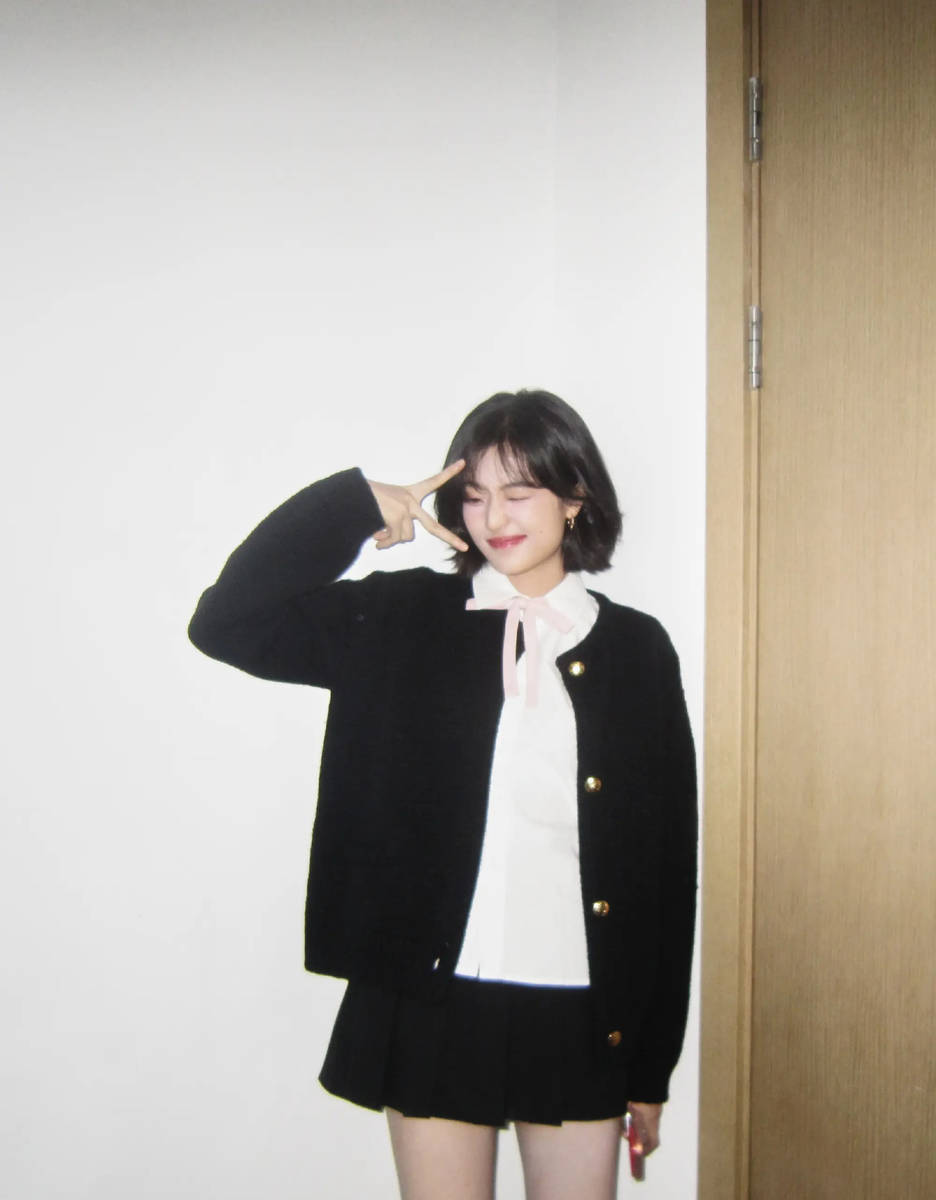 孙千身着黑色针织开衫笑容甜美 闭眼甜笑俏皮元气