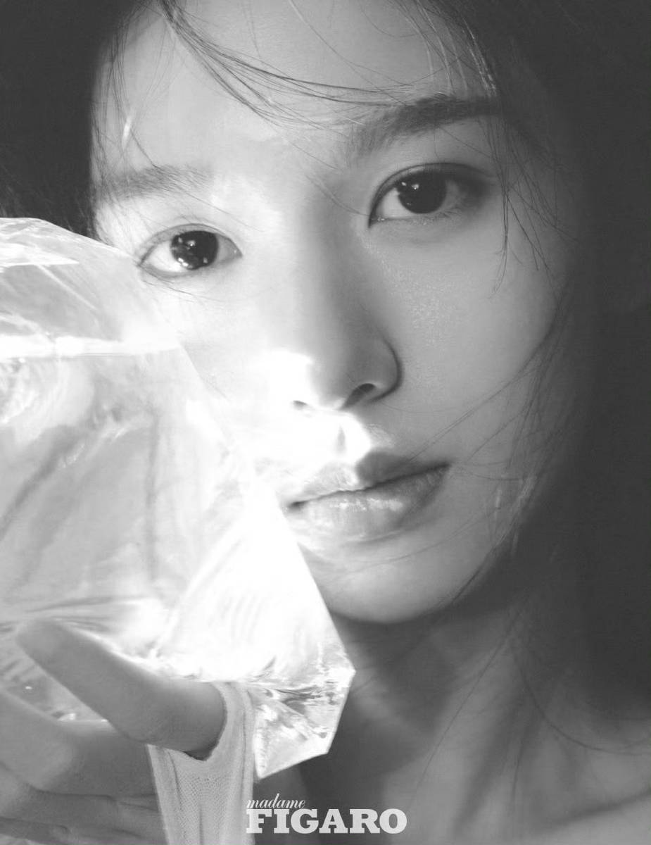 周也赤脚穿白裙慵懒感十足 光影交错间尽显少女感