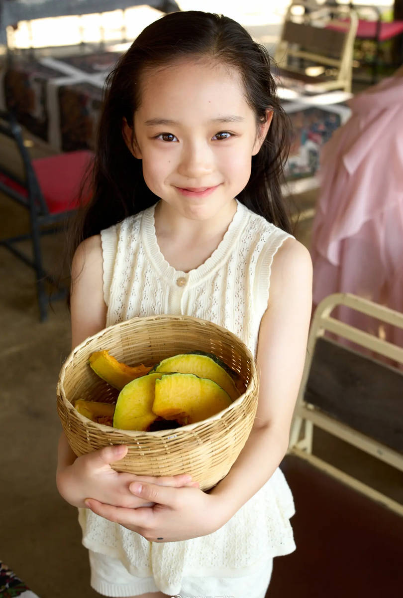 王智晒亲子游玩美照 女儿笑容天真烂漫惹人喜爱