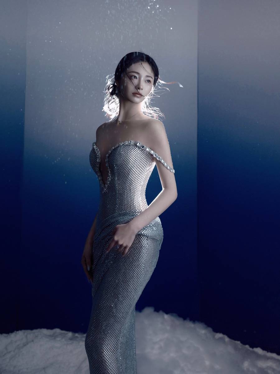 周洁琼曲线动人气质高冷 身材有料纯欲风满满