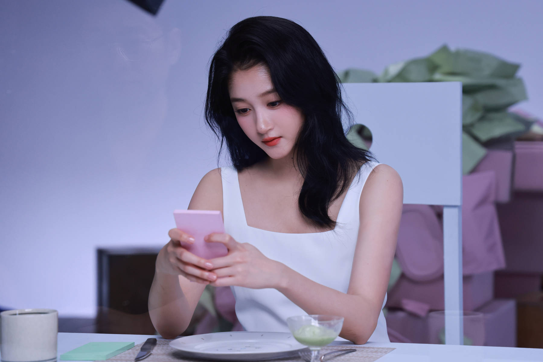 关晓彤穿白色连衣裙托腮拍照 清纯乖巧俏皮可爱