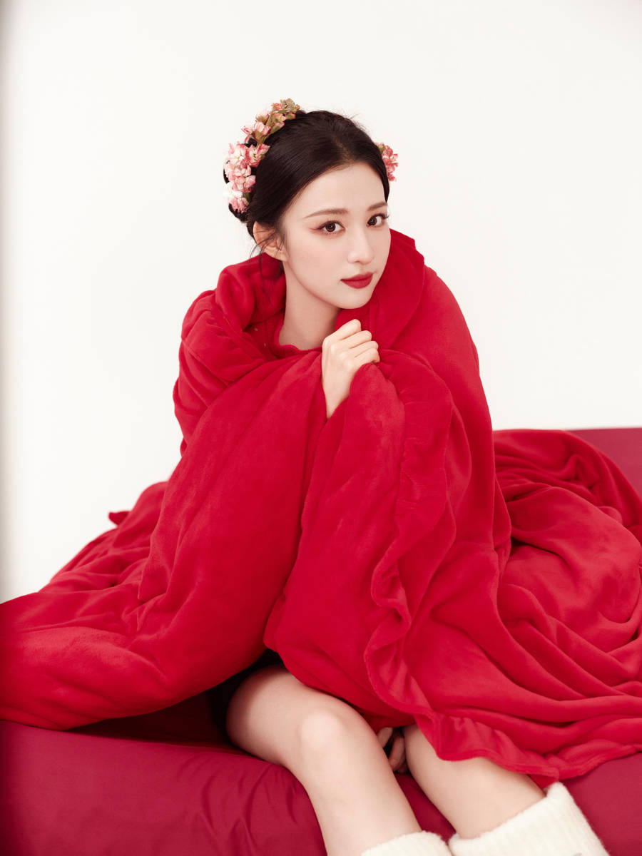 王楚然头戴玫瑰花俏丽可人 手拿烟花棒少女感满满