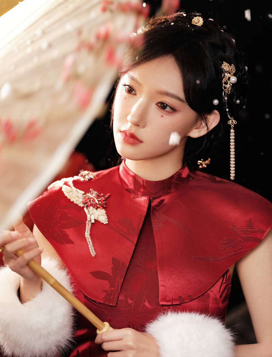 程潇穿新中式旗袍撑伞回眸 红衣耀眼气质又甜又辣