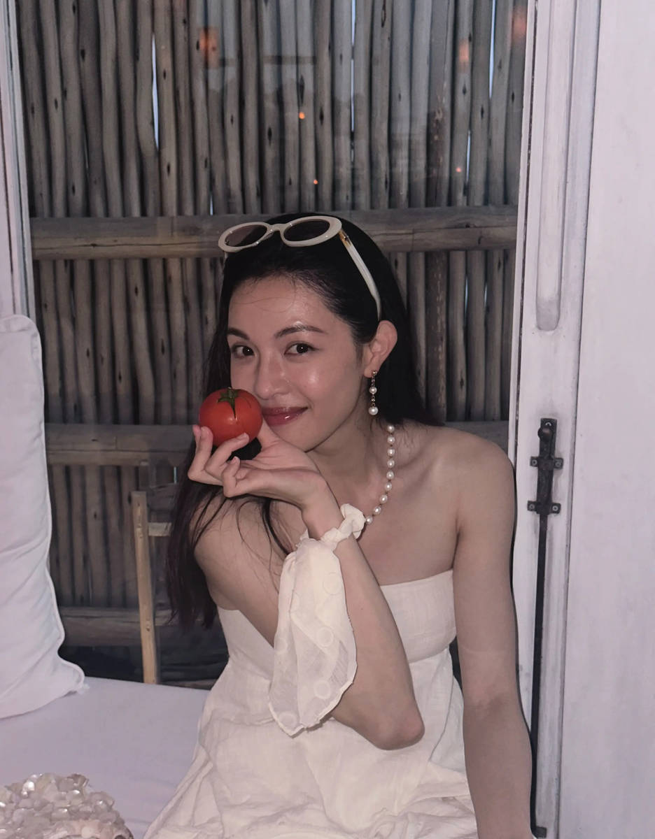 钟楚曦晒马尔代夫度假美照 穿抹胸裙大秀好身材