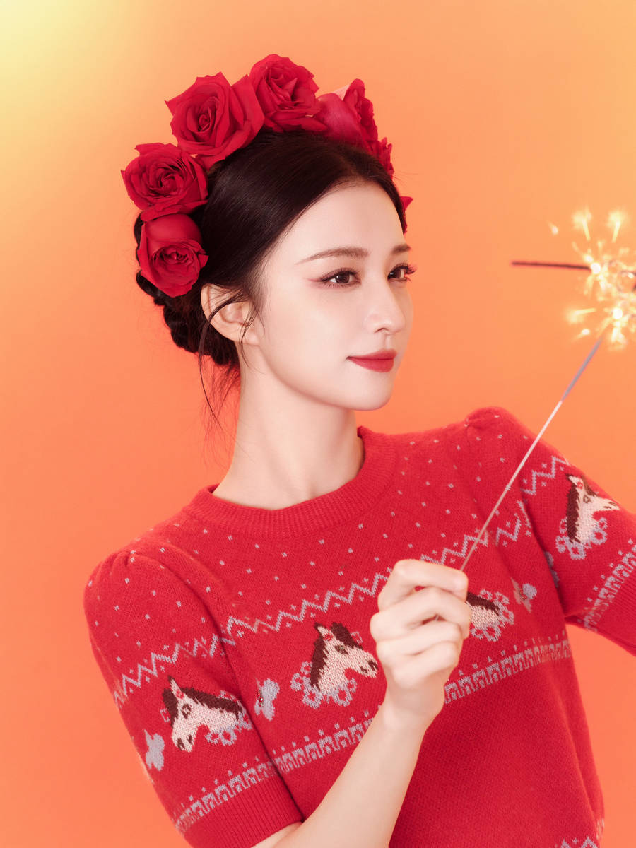 王楚然头戴玫瑰花俏丽可人 手拿烟花棒少女感满满