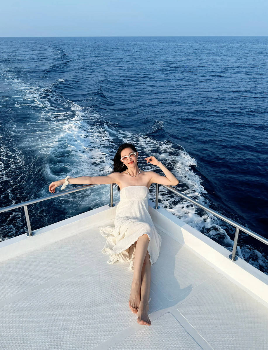 钟楚曦晒马尔代夫度假美照 穿抹胸裙大秀好身材