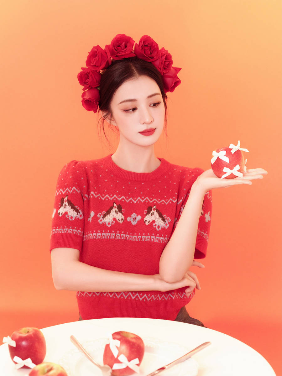 王楚然头戴玫瑰花俏丽可人 手拿烟花棒少女感满满