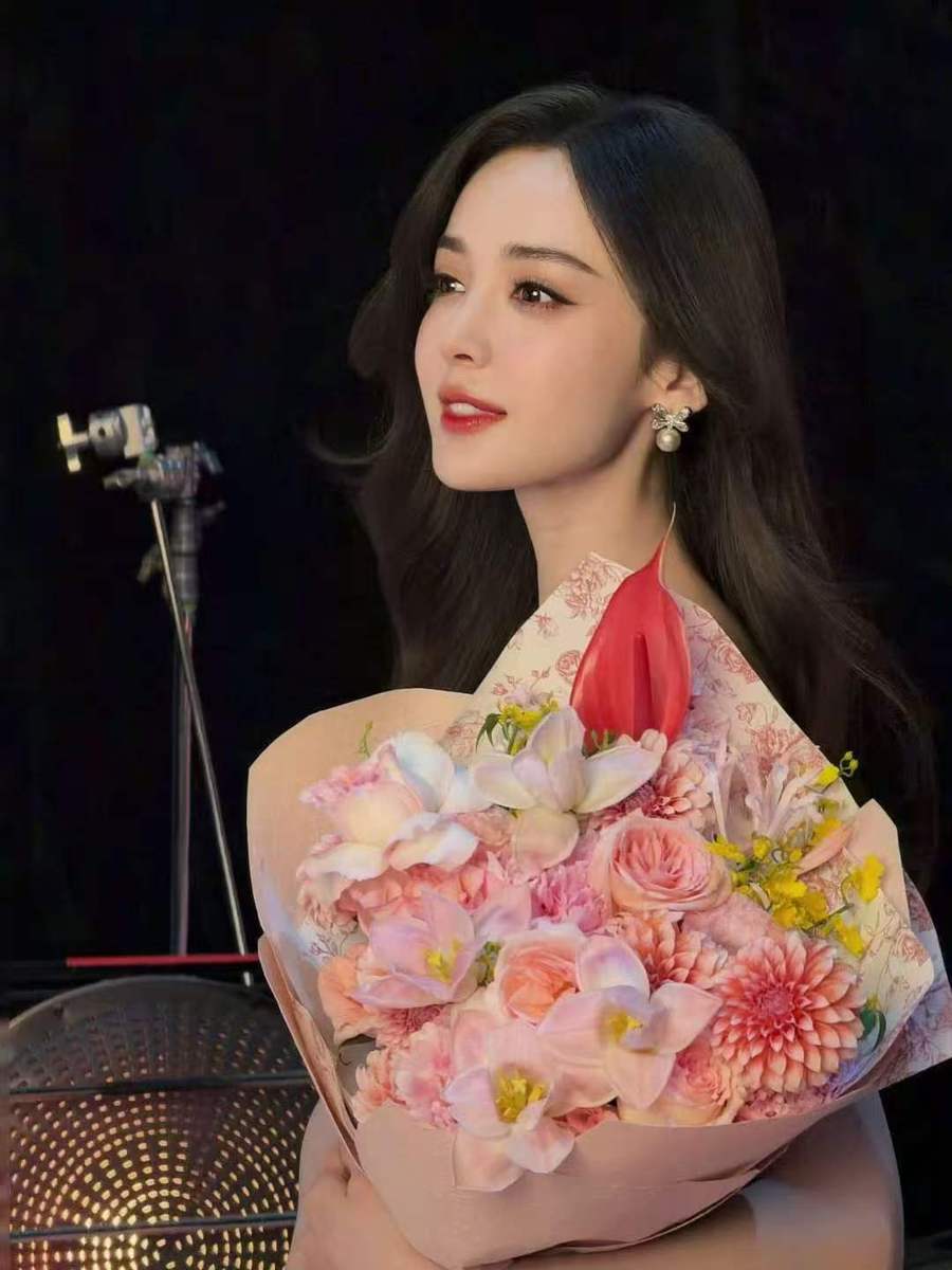 娜扎穿立体花饰粉裙手捧花束 甜笑灿烂侧颜精致