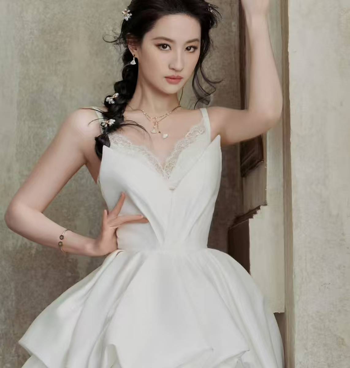 刘亦菲穿细肩带紧身衣身姿曼妙 长发飘逸酷飒性感