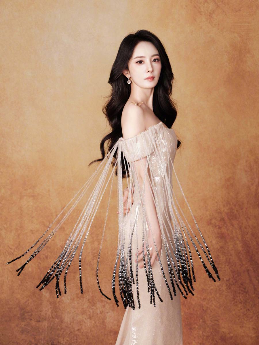 杨幂穿裸色长裙温柔大方 露香肩笑容浅浅仪态万千