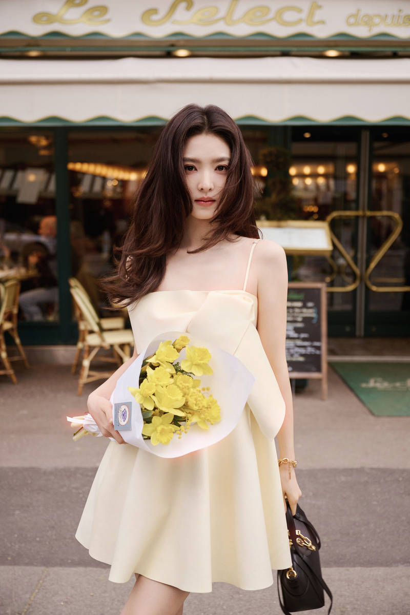 章若楠吊带裙性感优雅 长发微卷眼神撩人又纯又欲